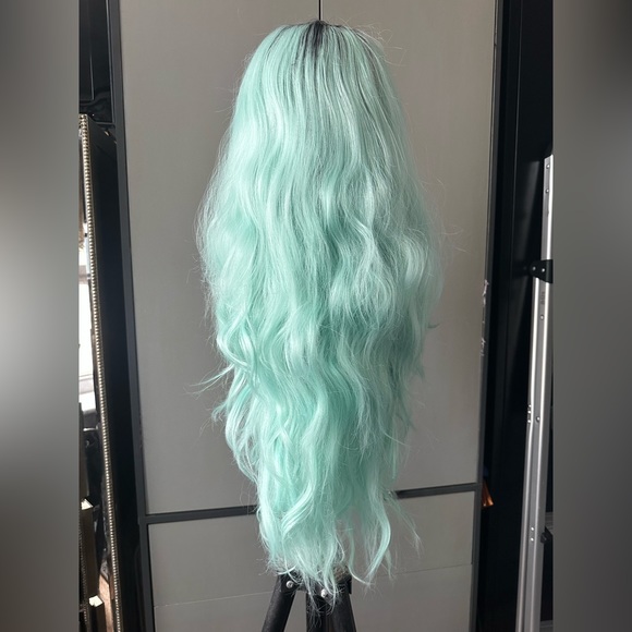 26 inch rooted mint synthetic lace front wig. Lace cut but never worn or styled - Picture 3 of 4